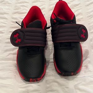 Brand new under armour basketball sneakers. Never used.